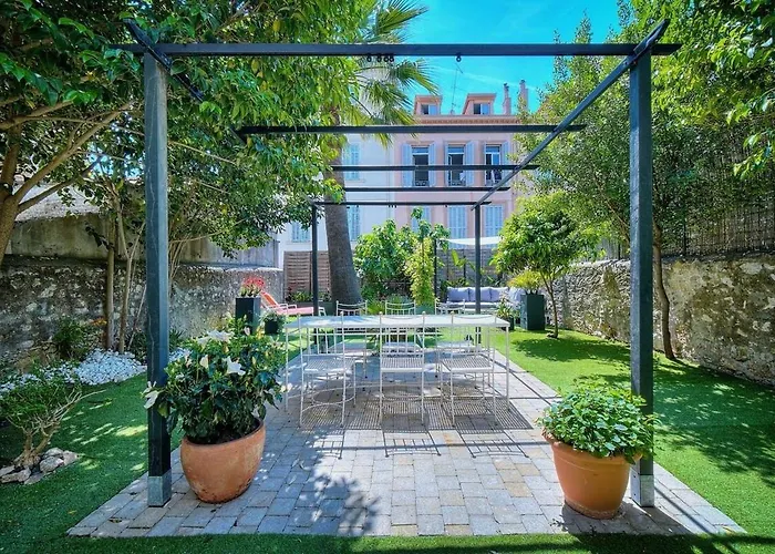 Paulette Mezzanine - 500m From The